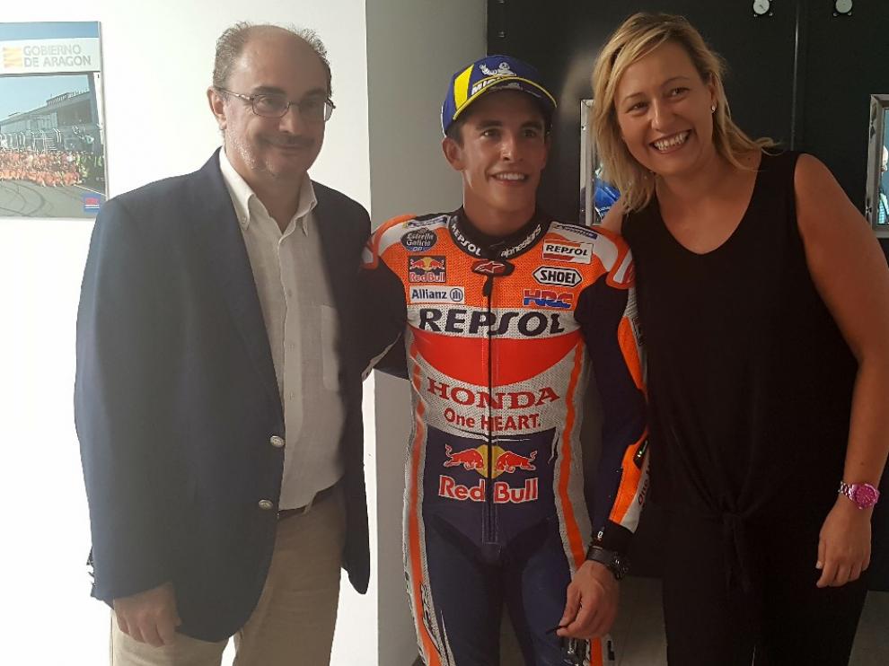 Javier Lambán y la consejera Marta Gastón, con Marc Márquez, ganador dle Gran Premio de Aragón de Moto GP en Motorland, este domingo.