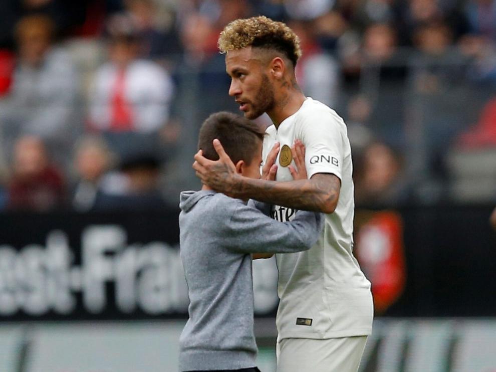 Neymar con el niño al que le regaló su camiseta.