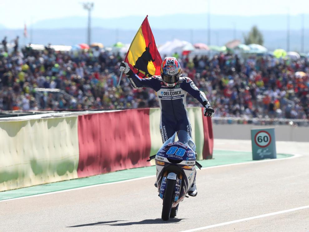 Jorge Martín celebra su triunfo en Motorland.