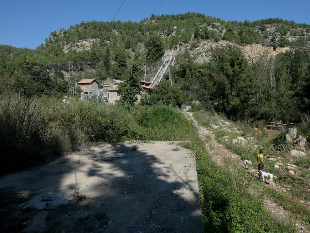 El río Mijares y una de las centrales hidroeléctricas que lo explotan a su paso por Olba.
