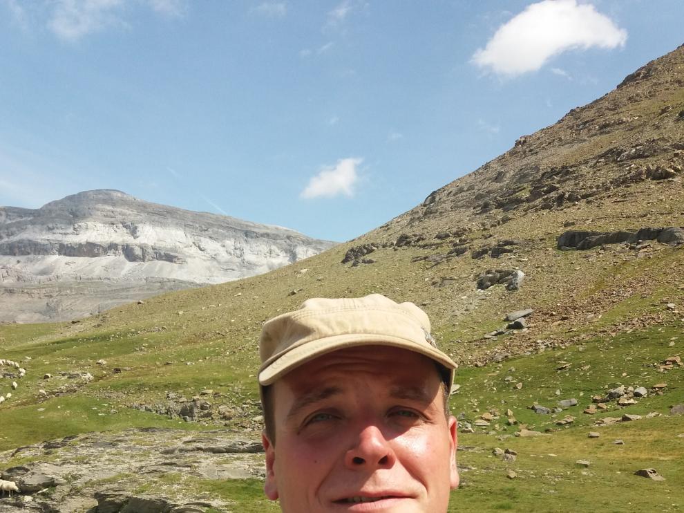 Alberto Fuertes con su rebaño, en plena montaña.