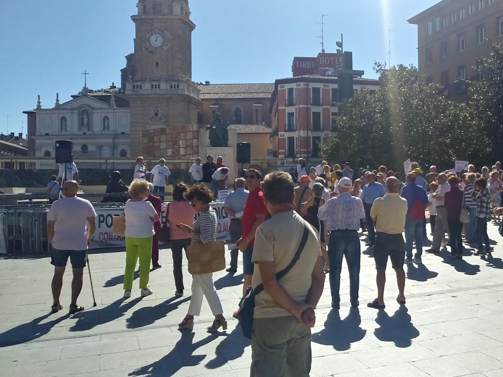 Los pensionistas, este lunes, en la plaza del Pilar.