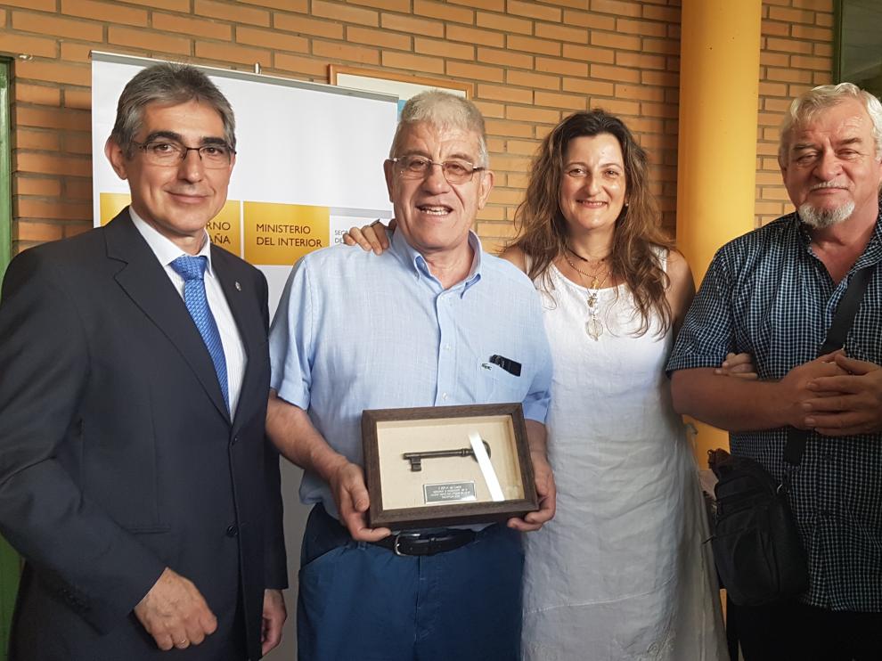 La Subdelegada del Gobierno en Huesca, Isabel Blasco, entrega la condecoración a la Asociación Belenística de Monzón.