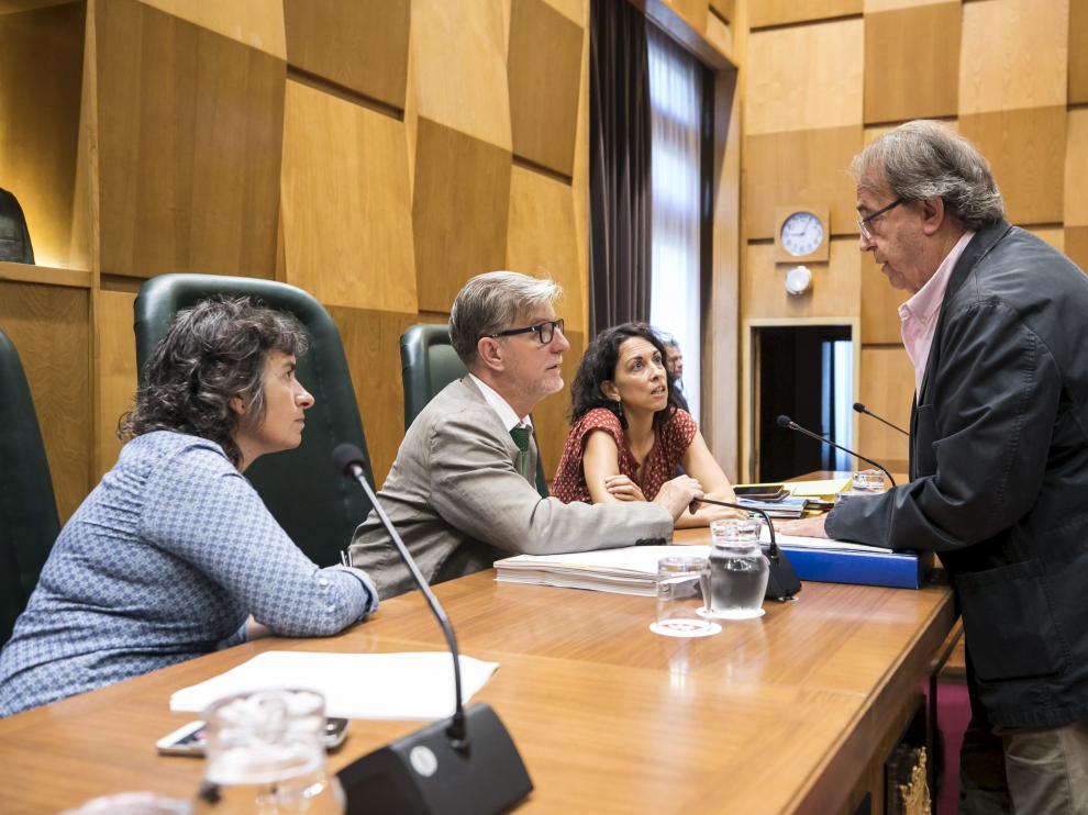 El portavoz socialista, Carlos Pérez Anadón, conversa con el alcalde Santisteve, ayer en el pleno.