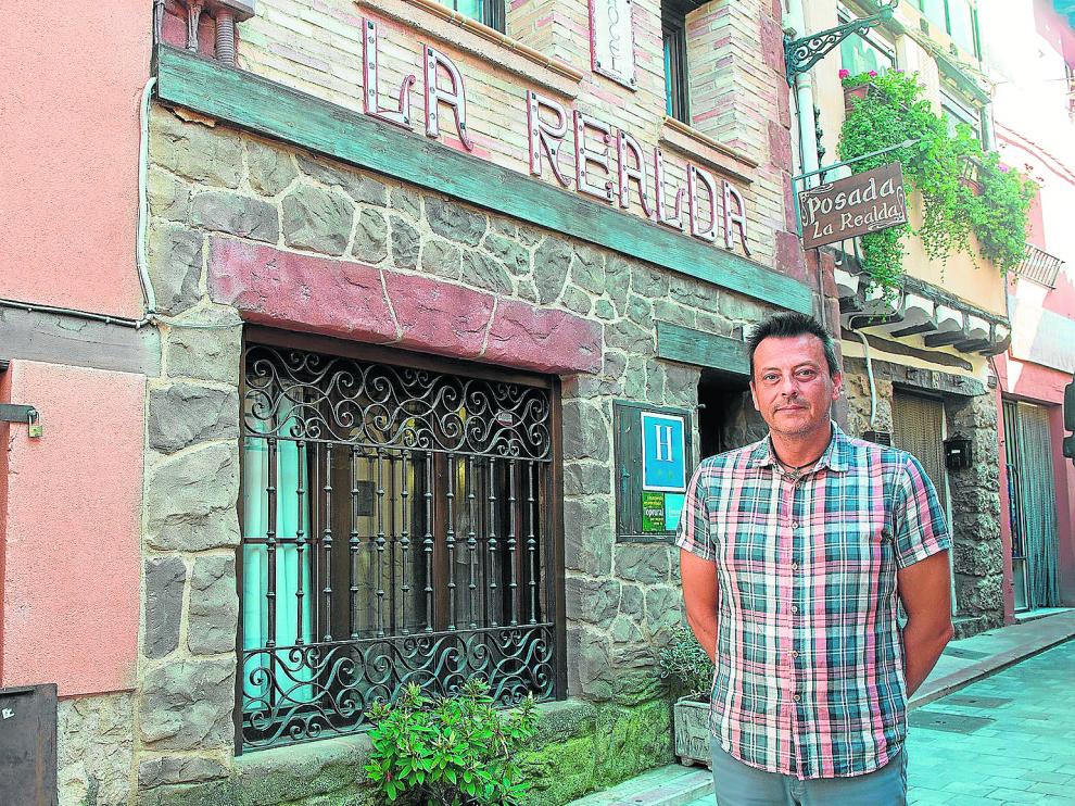 Santiago Rodríguez, gerente del hotel La Realda, una antigua casa de origen morisco restaurada y abierta todo el año.