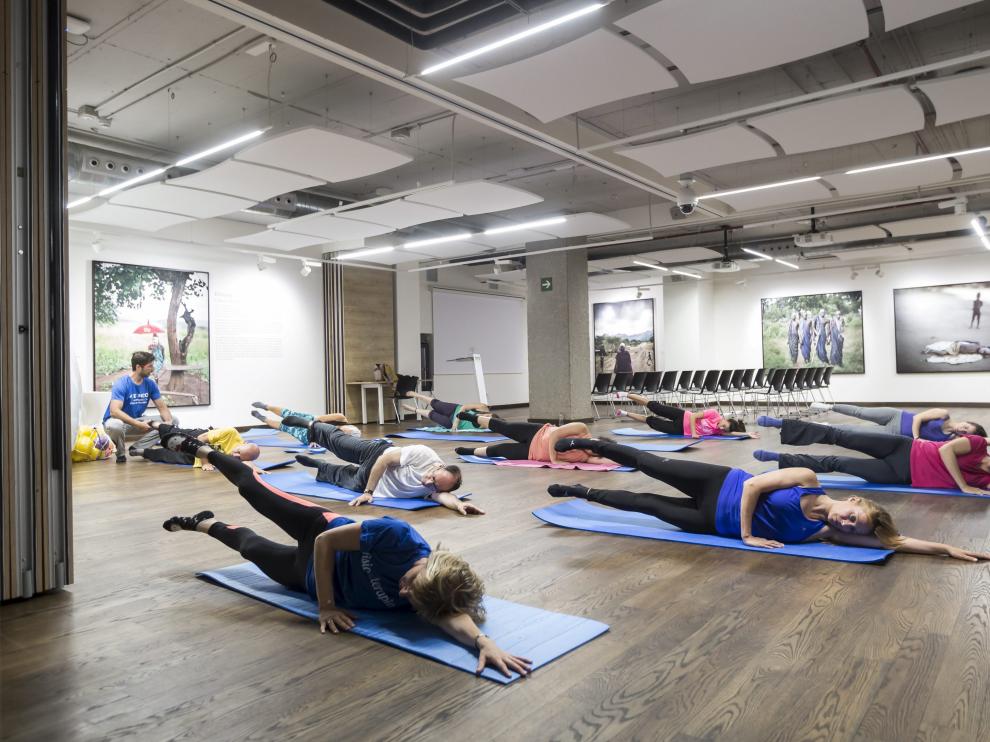 Empleados de DKV en Zaragoza realizan una sesión de pilates. Una empresa ejemplo de práctica saludables.