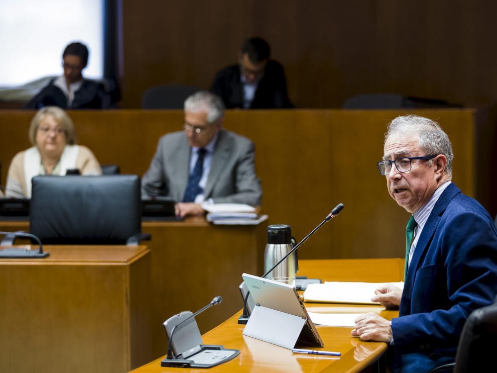 El consejero de Hacienda, Fernando Gimeno, en una comparecencia en las Cortes de Aragón.