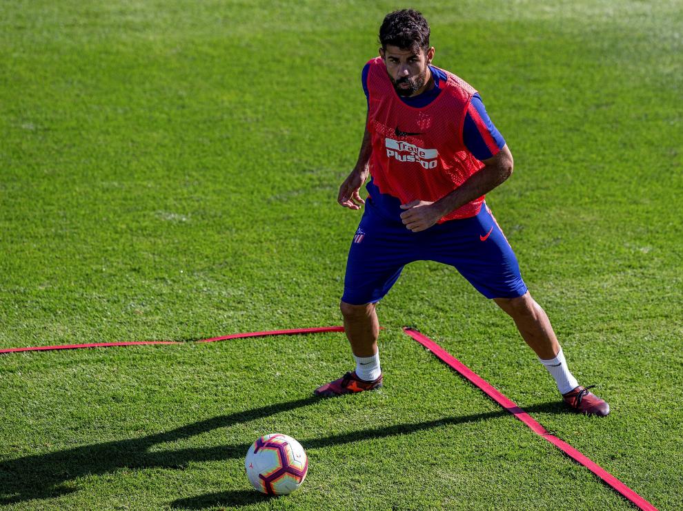 Diego Costa, en imagen en el entrenamiento de este viernes, es junto a Griezmann una de las grandes amenazas por parte del poderoso Atlético de Madrid.