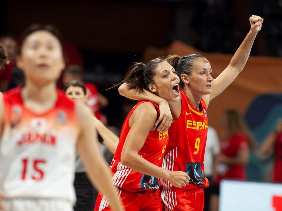 Cristina Ouviña y Laia Palau celebran el triunfo ante Japón.