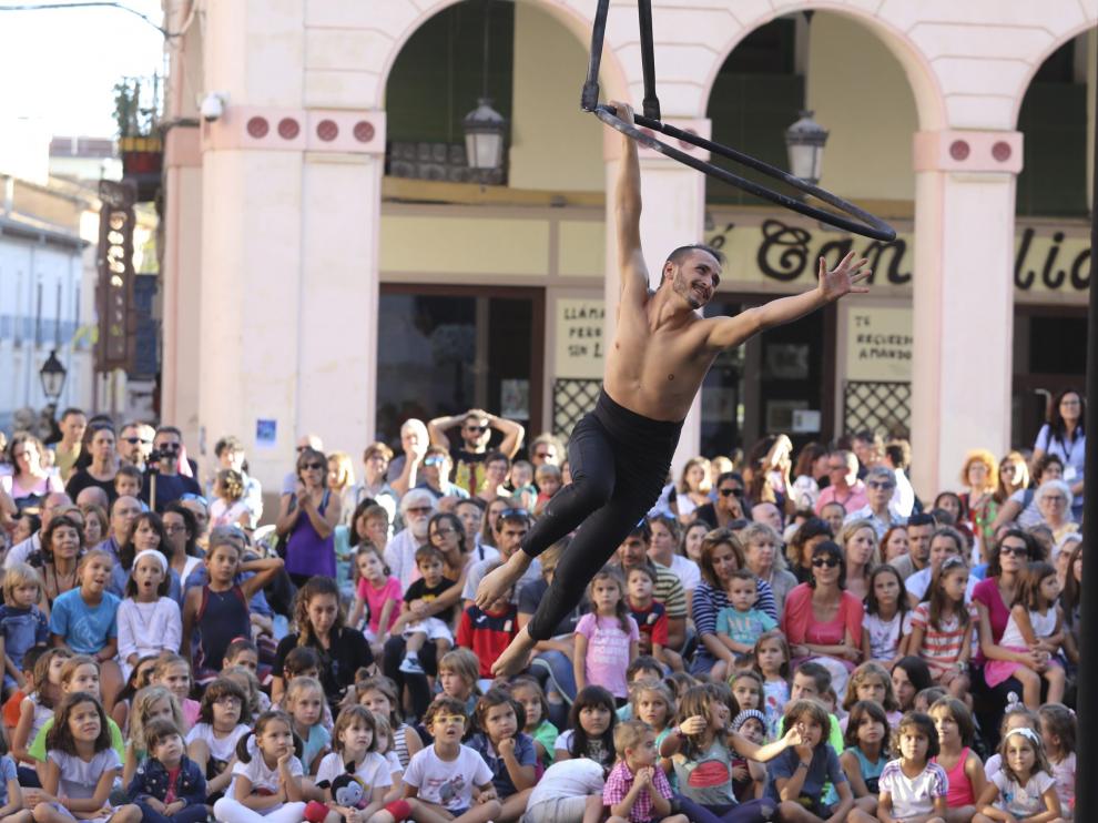 Actuación de circo en la plaza de Luis López Allué de Huesca en el primer día de la feria.