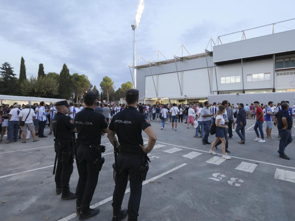 Tres policías observan a los aficionados, muchos de ellos de la Real Sociedad, antes del comienzo del partido de este pasado viernes en El Alcoraz.