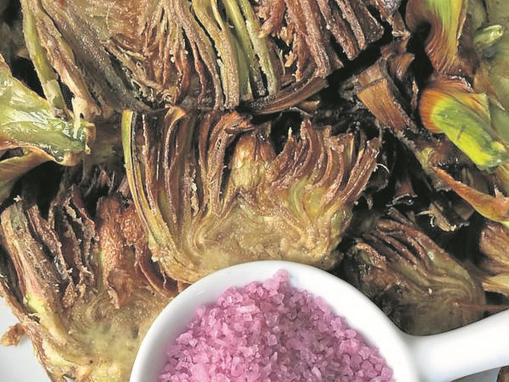 Pétalos de sal de garnacha centenaria con alcachofas.