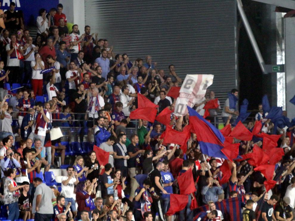 Aficionados del Huesca en El Alcoraz durante el partido que enfrentó a los azulgranas con el Rayo Vallecano.