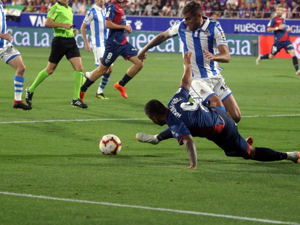 Cucho Hernández, delantero del Huesca, trata de contactar con la pelota en posición acrobática durante el partido de este pasado viernes contra la Real Sociedad.