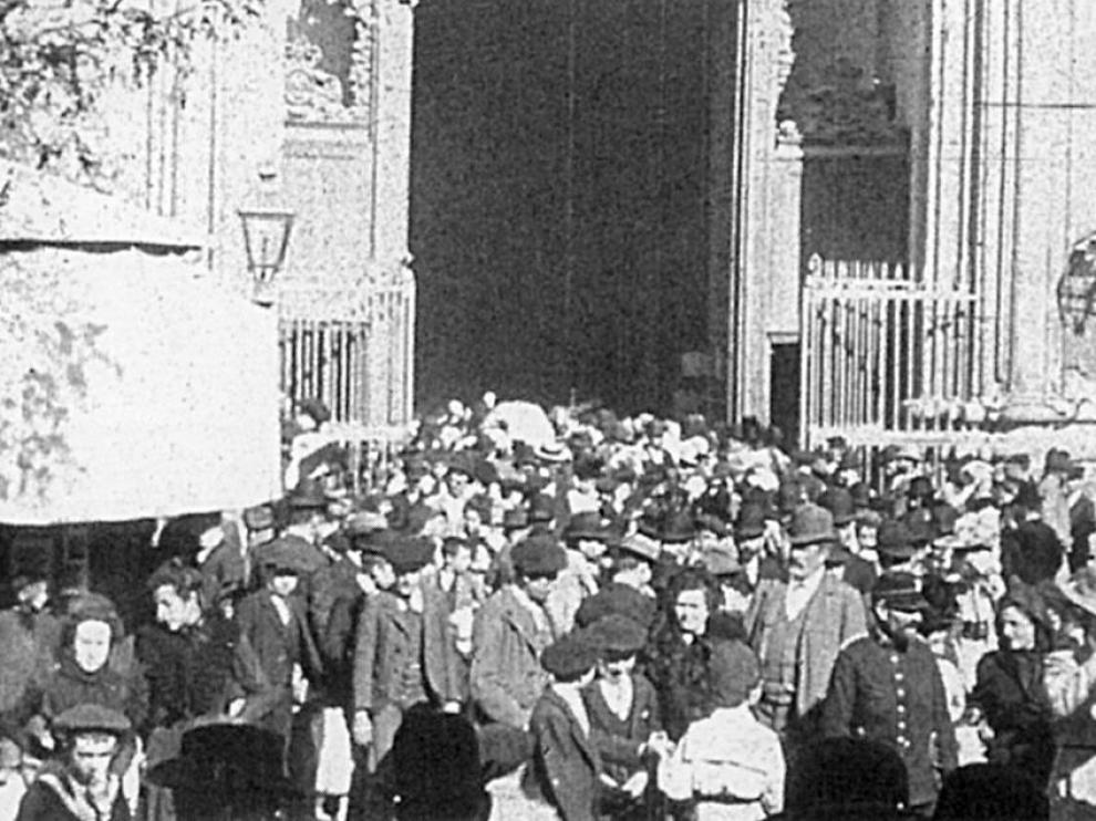 Rodaje de 'Salida de misa de 12 del Pilar" en 1899, película conservada más antigua de la filmografía española y rodada en la basílica del Pilar de Zaragoza