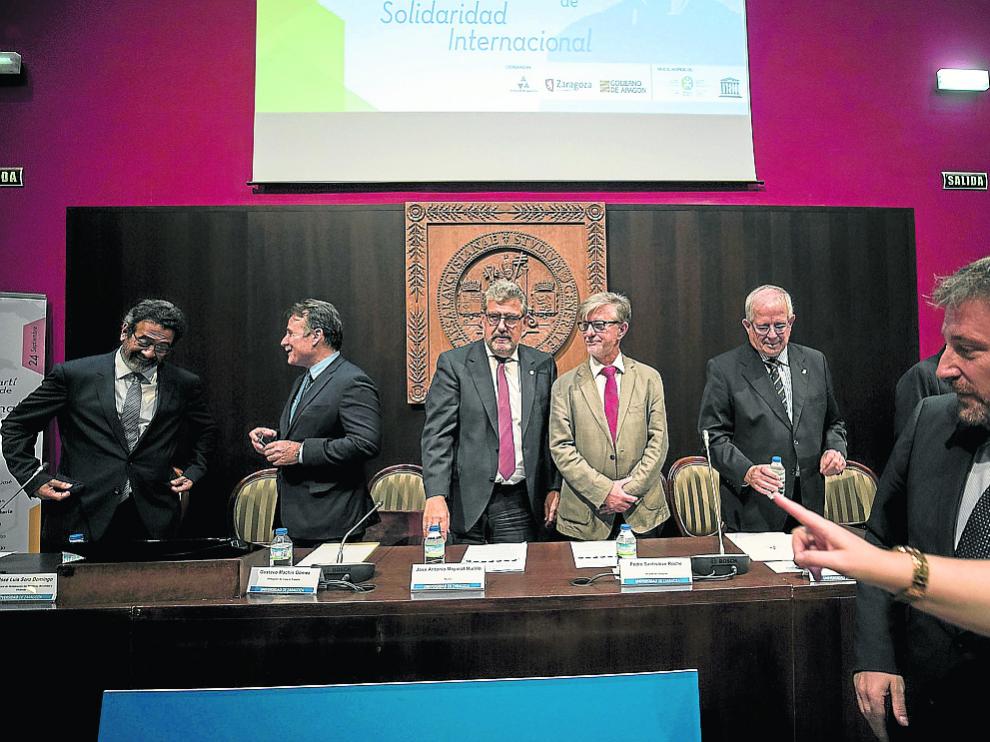 Mayoral, Santisteve y Soro, durante la inauguración del encuentro, ayer en el Paraninfo.