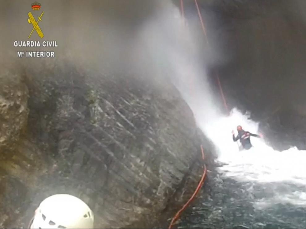Fotograma capturado del vídeo del rescate difundido por la Guardia Civil