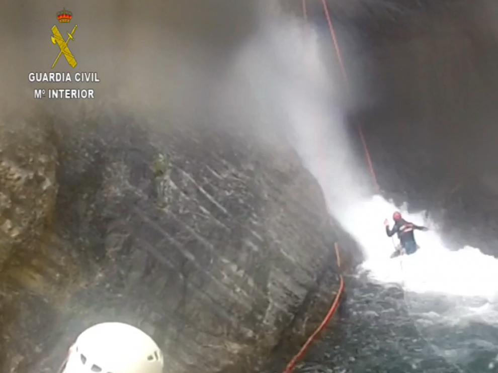 La gran cantidad de espuma provocado por la cascada dificultó las tareas de rescate