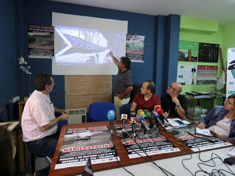 Representantes de Teruel Existe, Federación de Vecinos y Plataforma en Defensa del Ferrocarril muestran el vídeo.