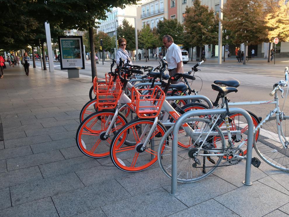 Los aparcabicis del centro amanecieron ocupados por bicicletas Mobike.