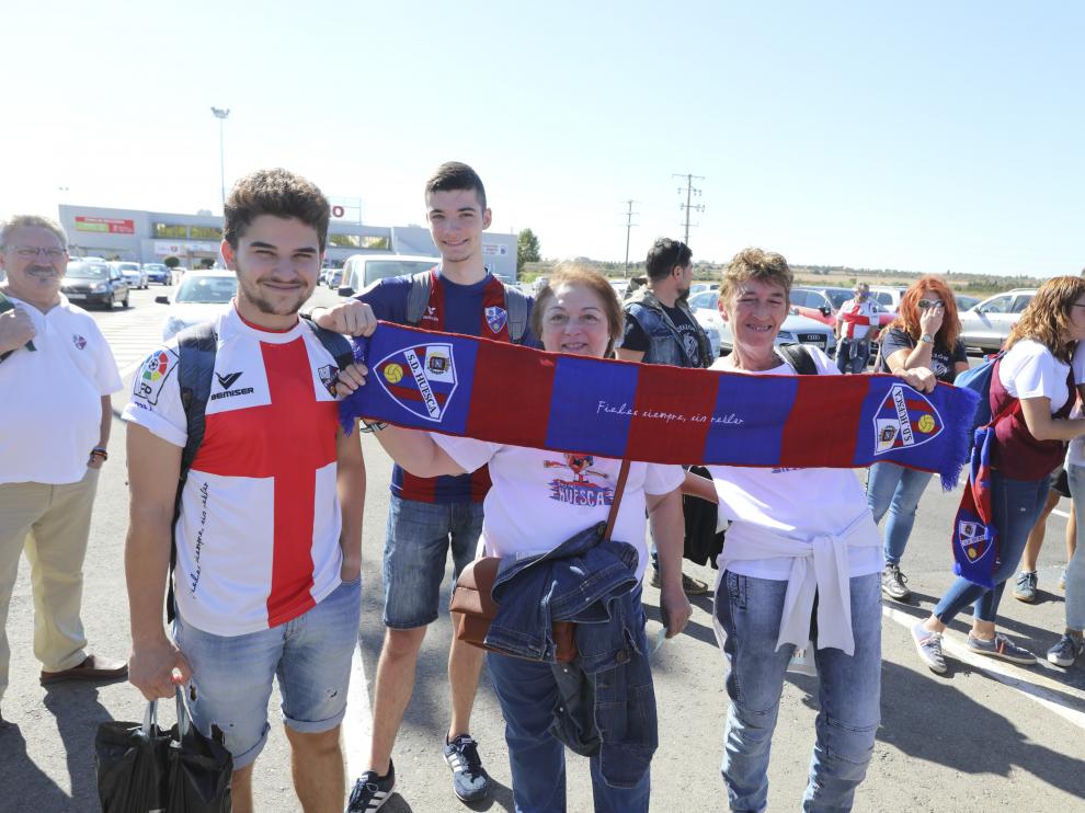 Varios aficionados hace unos pocos minutos antes de iniciar el viaje a Madrid para presenciar el partido de esta noche.