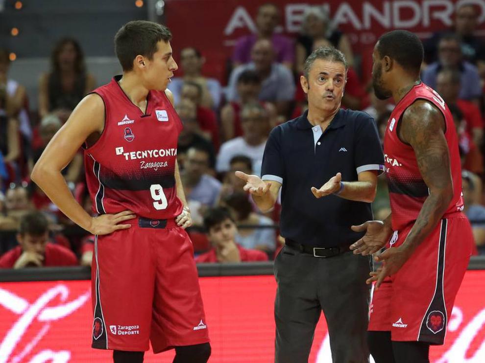 Fisac dando instrucciones a Santana y McCalebb ante el Alba Berlín.