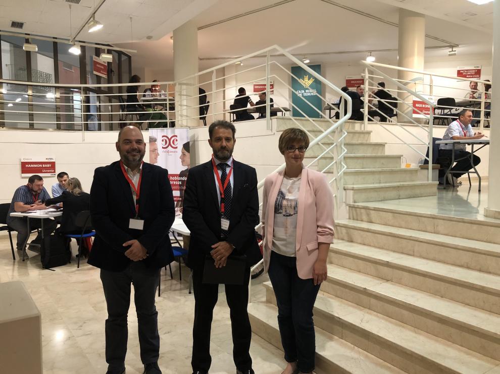 De izquierda a derecha, Antonio Santa Isabel, Juan Mangas y María Vigara en la Cámara de Comercio de Teruel durante la Misión Inversa Agroalimentaria