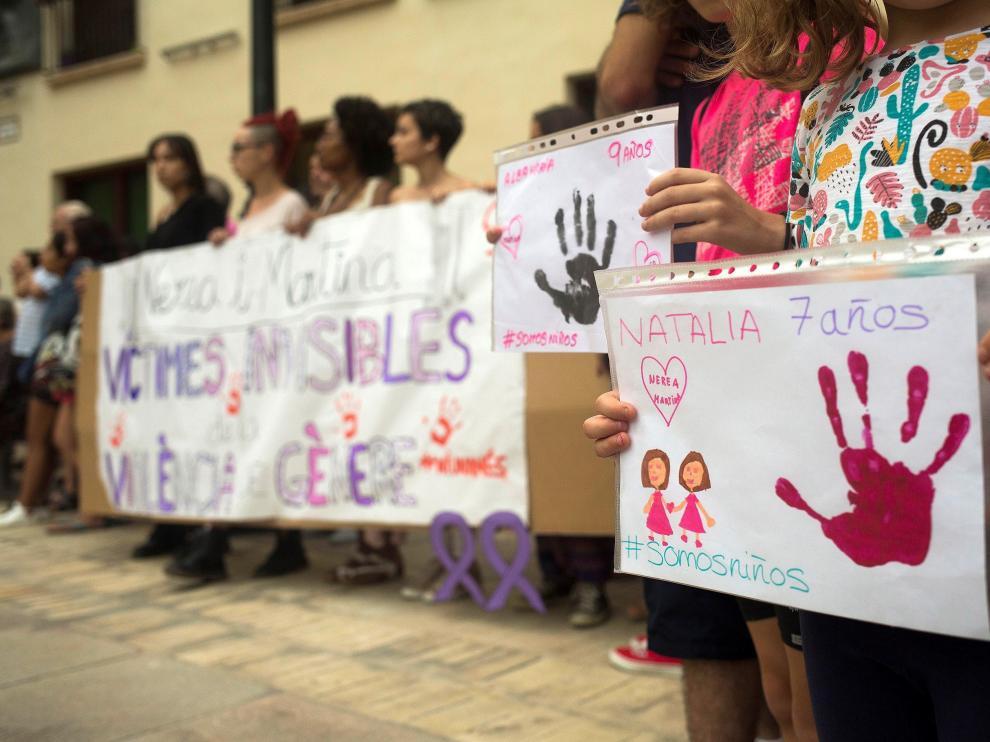Concentración convocada esta tarde en la plaza Mayor de Castellón por el asesinato de las dos niñas.