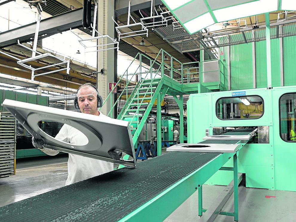 Un operario, en la fábrica de BSH_en La Cartuja (Zaragoza).