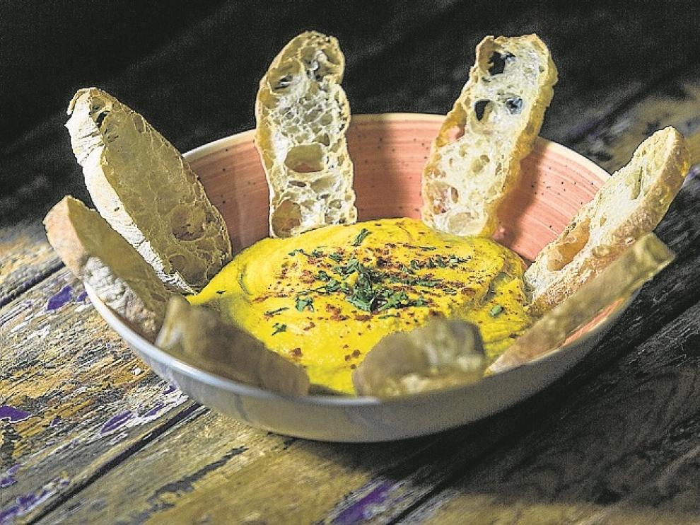Hummus de garbanzos al toque de cítricos.