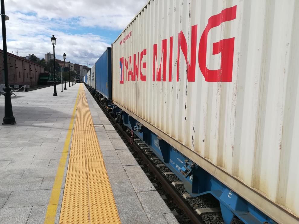 Un mercancías, aparcado en el andén principal de la estación de Teruel por falta de apartaderos de gran longitud.