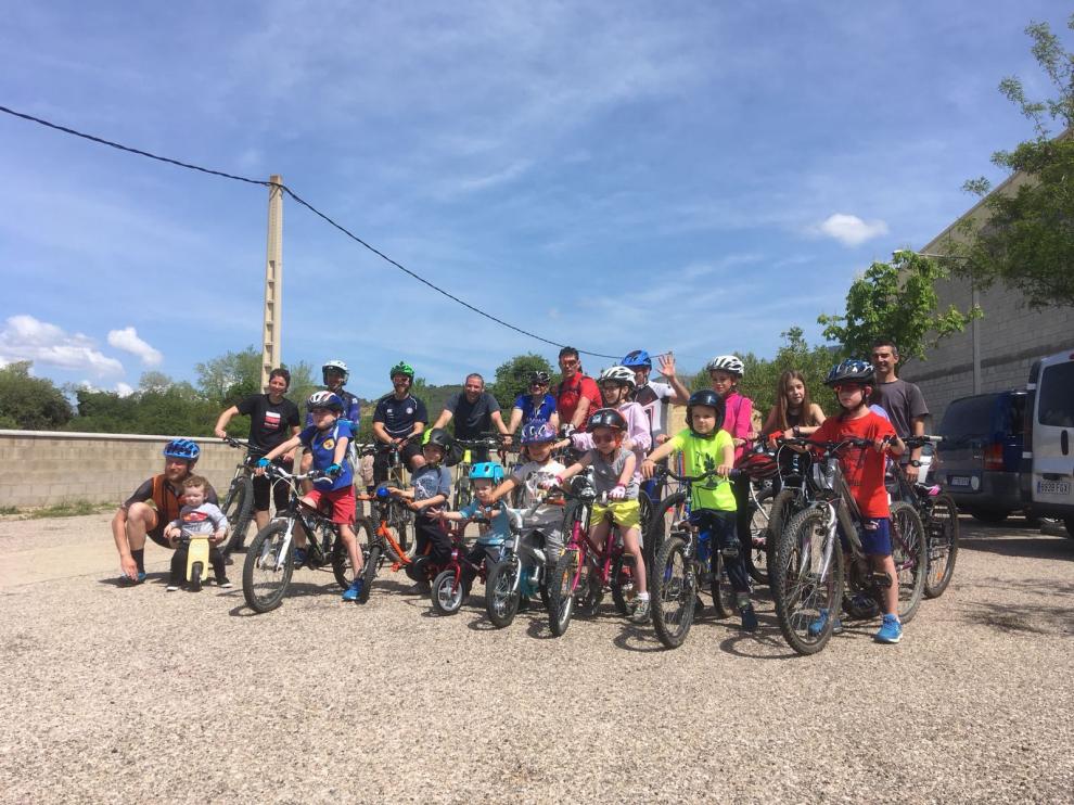 Foto de grupo de una de las actividades para niños que ha organizado este año el club Ciclistas Reino de los Mallos.