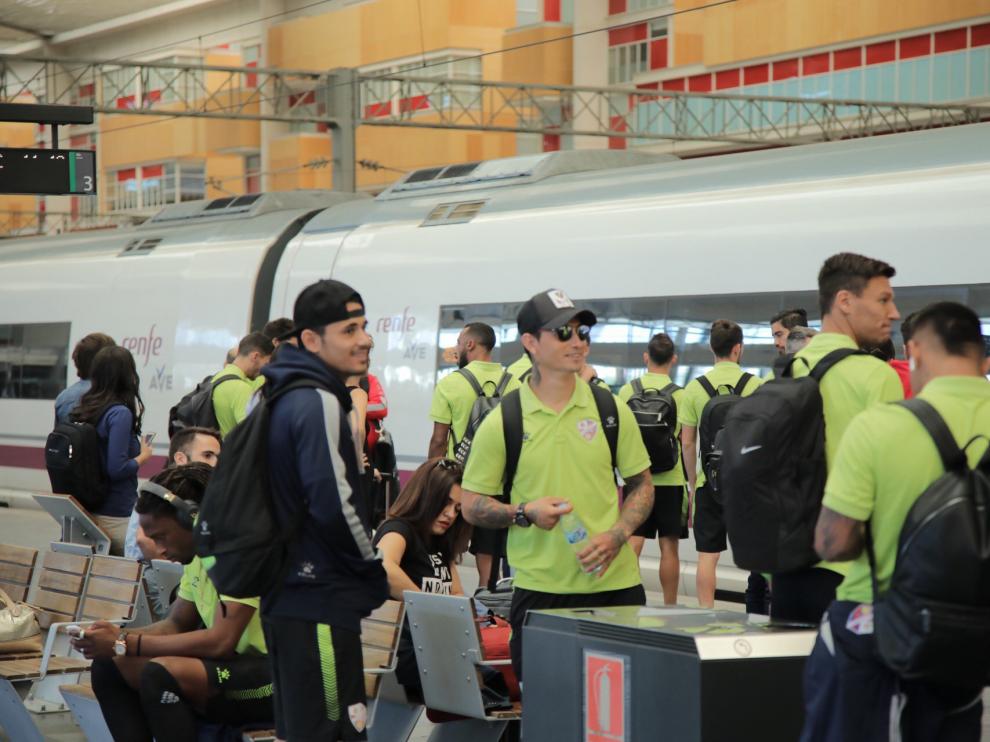 Los futbolistas del Huesca hace unos minutos en la estación de Delicias para viajar en AVE a Madrid.