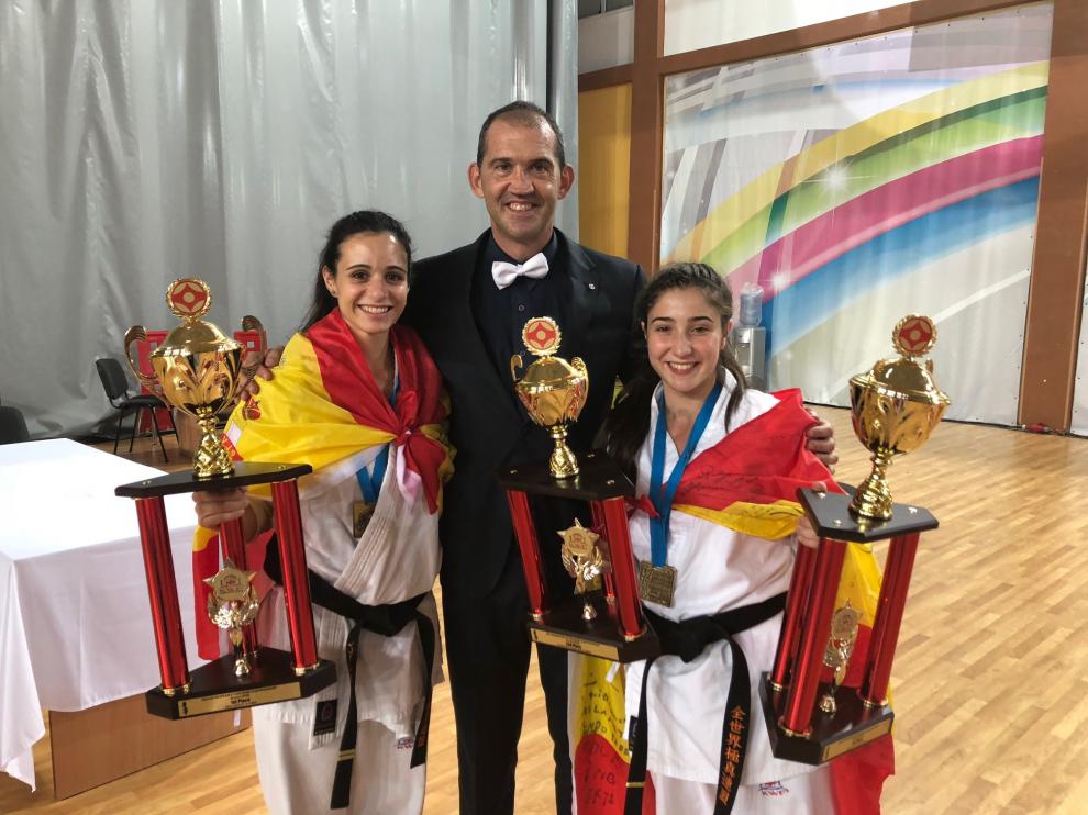 Bea Prades y Ainoa Sierra, con el galardón de campeonas de Europa.