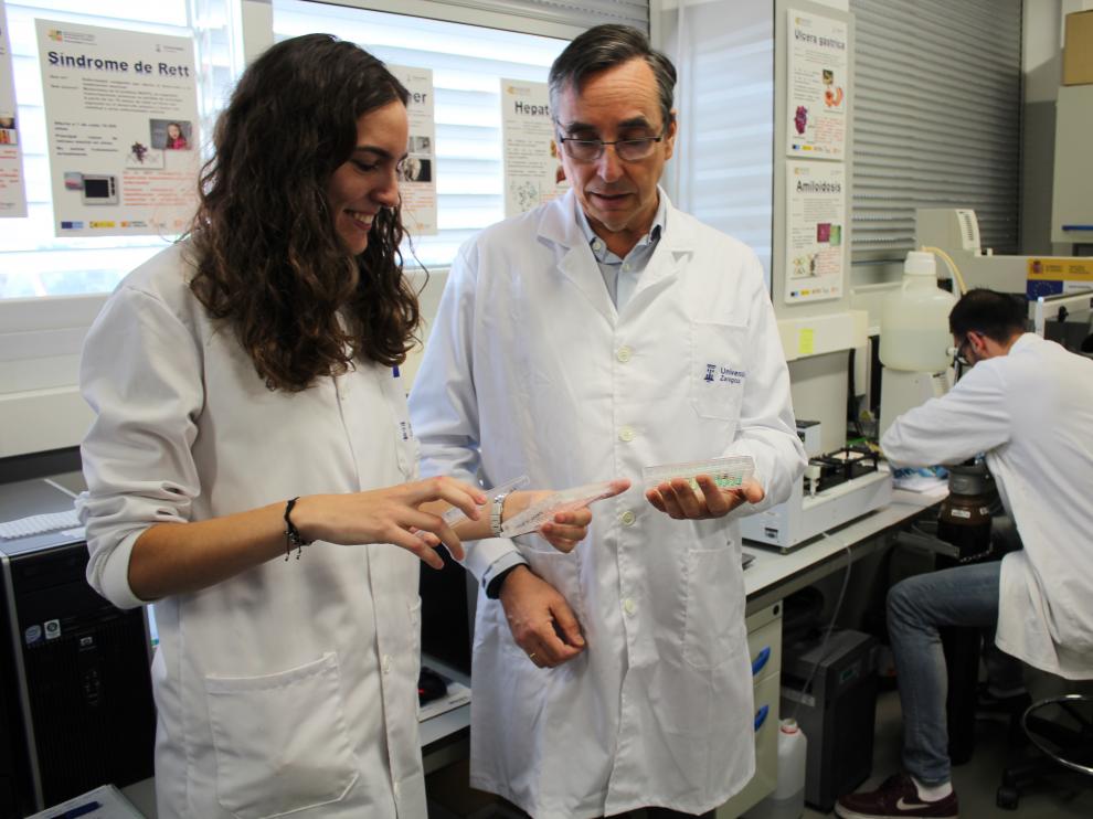 María Conde y Javier Sancho, en el laboratorio Lacrima del BIFI, donde han explicado sus hallazgos