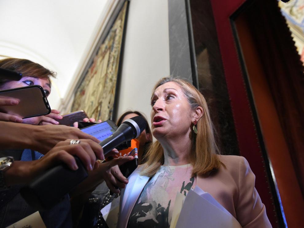 Ana Pastar, presidenta del Congreso, atendiendo a los medios este lunes.