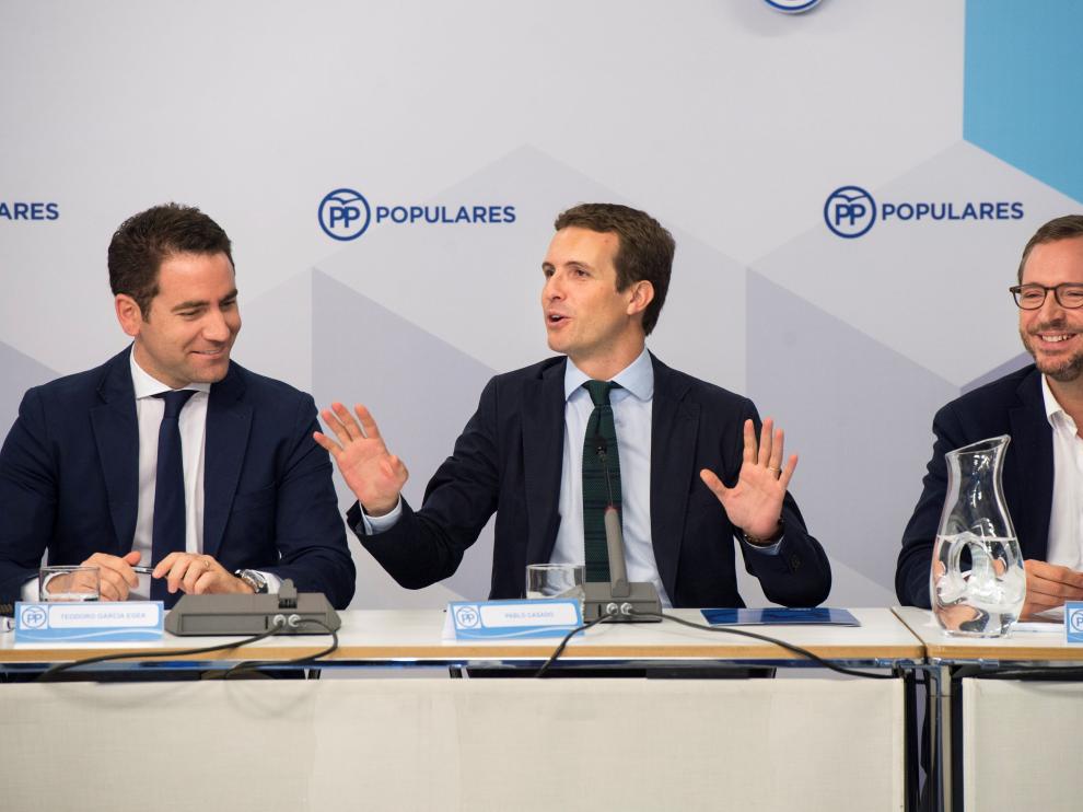 El presidente del Partido Popular, Pablo Casado (c), junto al secretario general, Teodoro García (i), y el vicesecretario de Organización del PP, Javier Moroto (d) al inicio hoy de la reunión con secretarios generales autonómicos en la sede del partido.