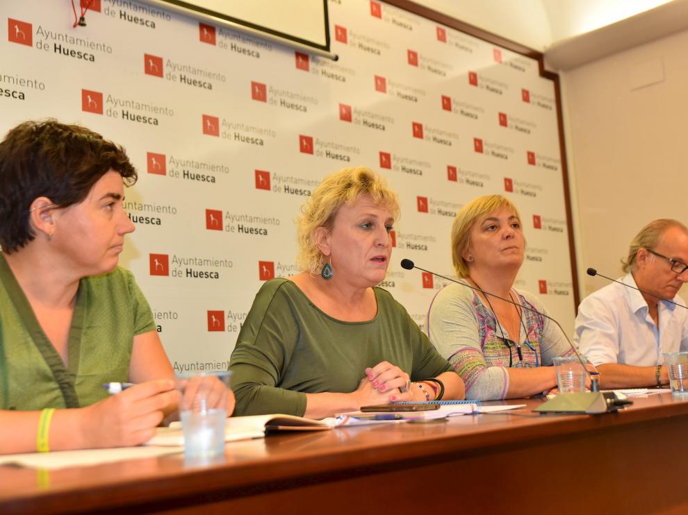 Las concejalas y el concejal de Cambiar Huesca en una reciente rueda de prensa.