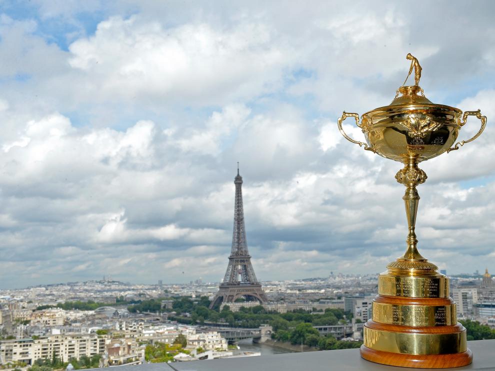 Trofeo de la Ryder Cup con la Torre Eiffel al fondo.