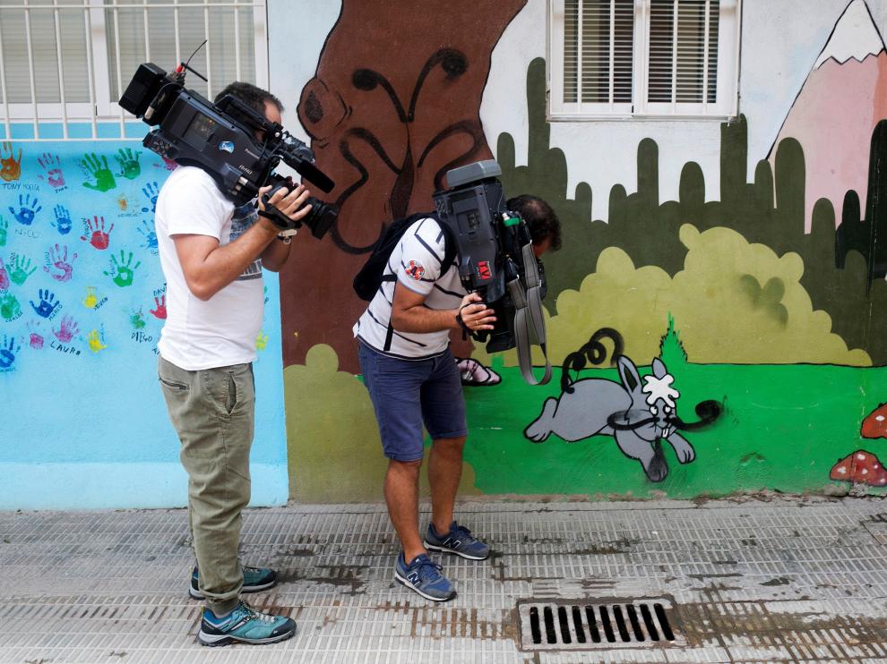 Dos profesionales de medios trabajan en el lugar en el que las dos niñas han sido asesinadas.