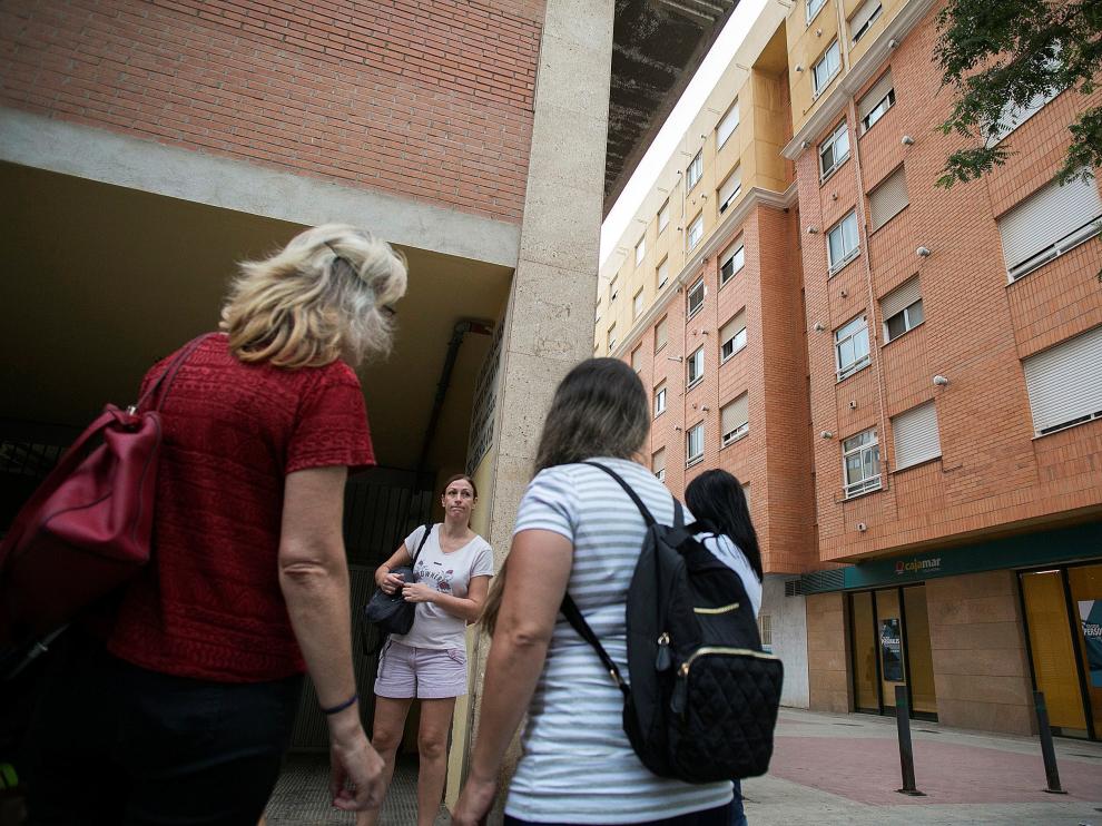 Un grupo de vecinos conversa en el lugar donde dos niñas de 2 y 6 años han sido asesinadas a cuchilladas en la ciudad de Castellón supuestamente por su padre, que posteriormente se ha suicidado arrojándose por la ventana de la vivienda, según han informado a EFE fuentes de la investigación. El suceso ha tenido lugar sobre las 5.30 horas de esta mañana, cuando se ha recibido una llamada en el 091 alertando de que un hombre se había lanzado por la ventana en la calle Río Adra de Castellón.-