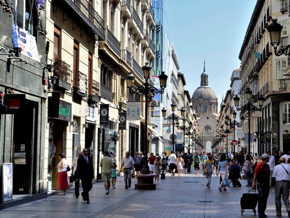 Calle de Alfonso I, una de las más frecuentadas por los turistas en Zaragoza.