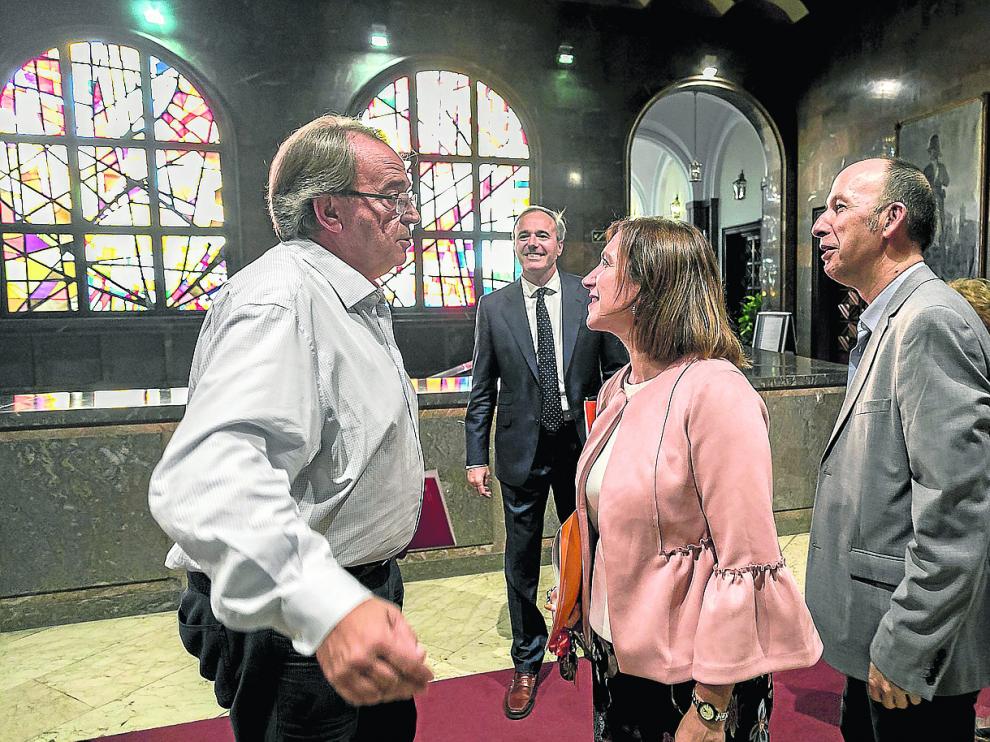 Los portavoces de la oposición Carlos Pérez,Jorge Azcón, Sara Fernández y Carmelo Asensio, en el Ayuntamiento de Zaragoza.