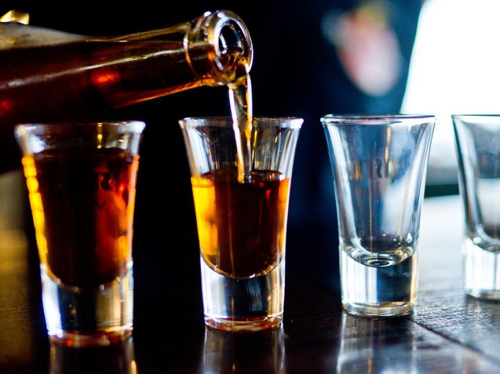 Chupitos de alcohol en la barra de un bar.