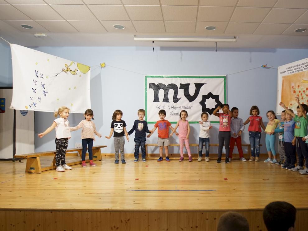 Niños y niñas de infantil del colegio Miguel Vallés cantando en inglés.