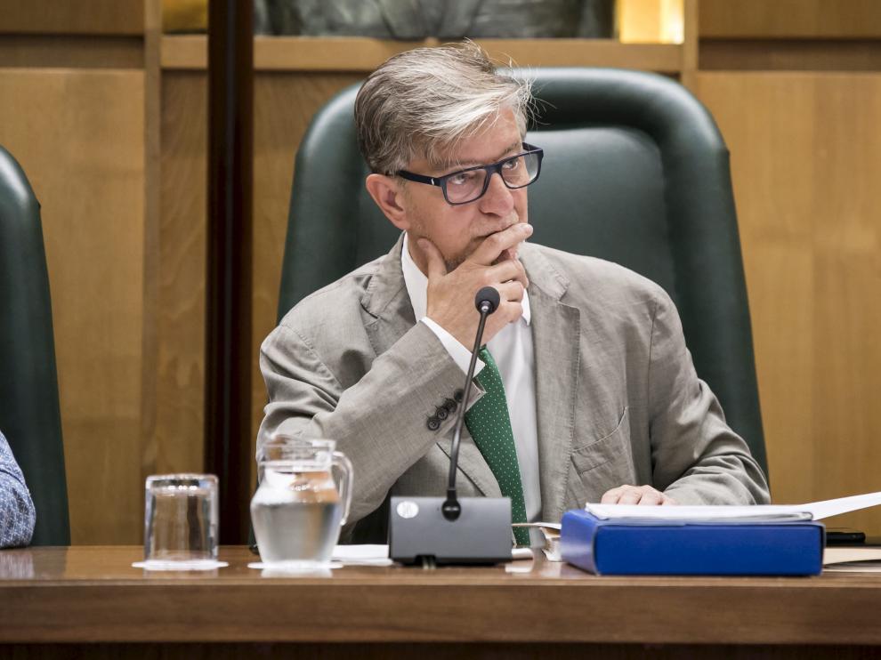 El alcalde de Zaragoza, Pedro Santisteve, en el pleno municipal.