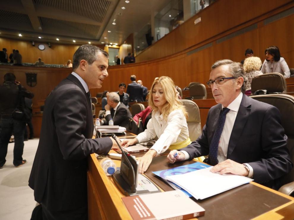 El presidente del PP-Aragón, Luis María Beamonte, con Javier Martínez (C's) y Mar Vaquero, en la segunda jornada del debate sobre el estado de la Comunidad.