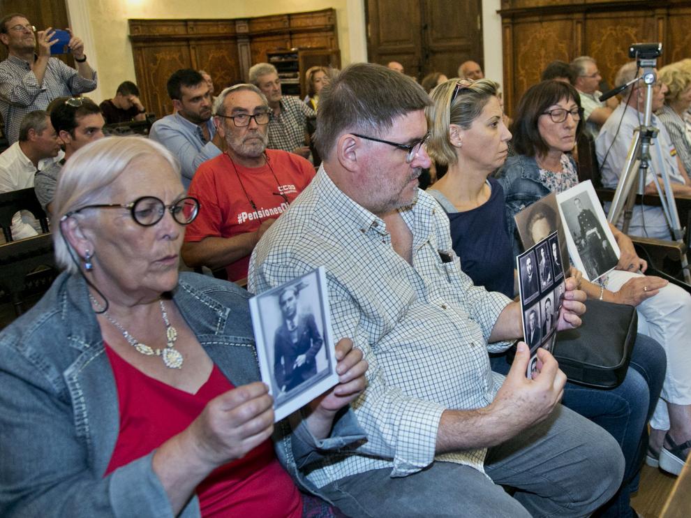 Miembros de las asociaciones Arico y Afoerv familiares de las víctimas
