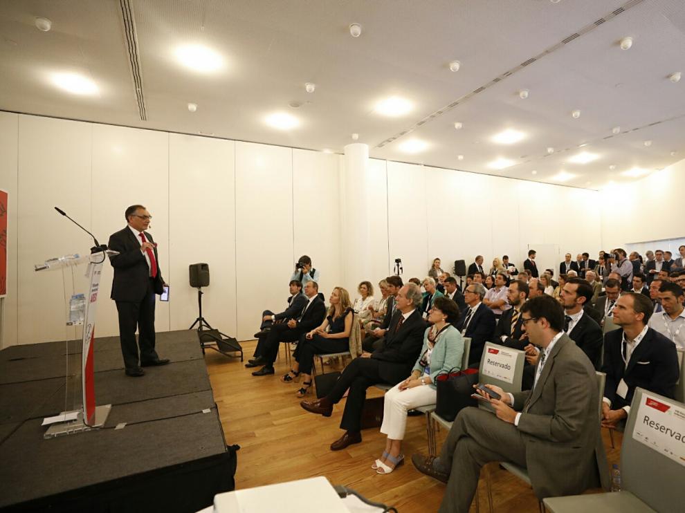 El director general de Opel España, Antonio Cobo, en la apertura del VIII Encuentro internacional de Arex.