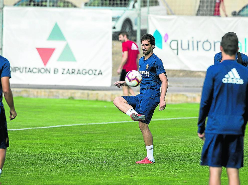 Íñigo Eguaras, durante el entrenamiento de ayer del Real Zaragoza.